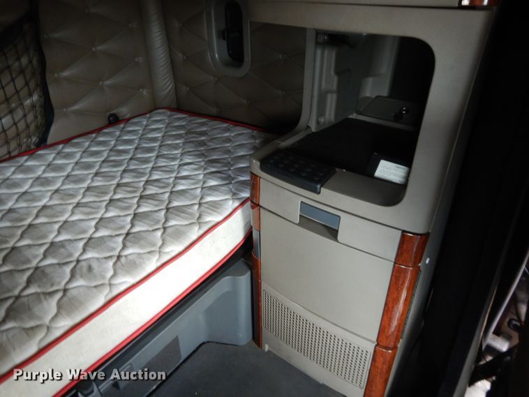 image for item DF5297 2014 Freightliner Cascadia  semi truck