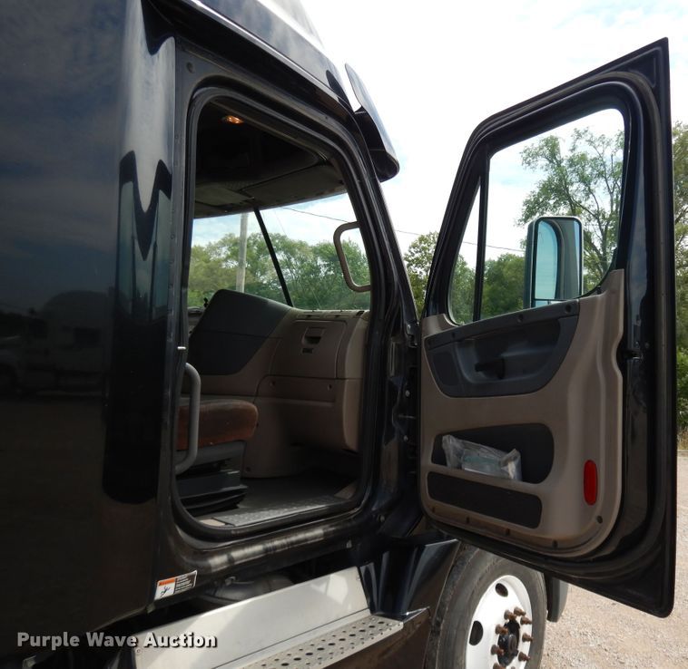 image for item DF5297 2014 Freightliner Cascadia  semi truck