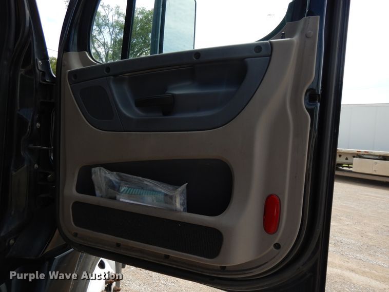 image for item DF5297 2014 Freightliner Cascadia  semi truck