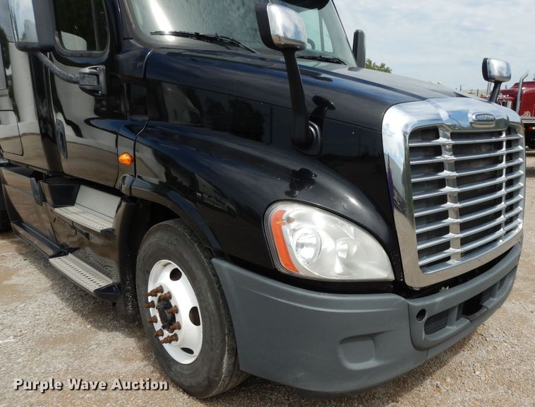 image for item DF5297 2014 Freightliner Cascadia  semi truck