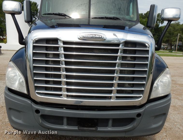 image for item DF5297 2014 Freightliner Cascadia  semi truck