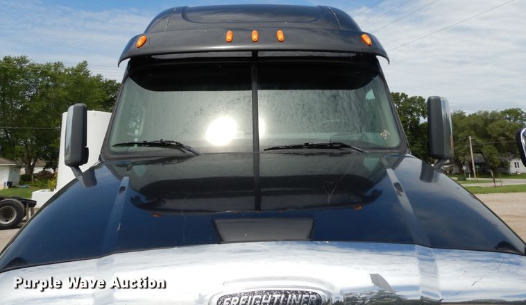 image for item DF5297 2014 Freightliner Cascadia  semi truck