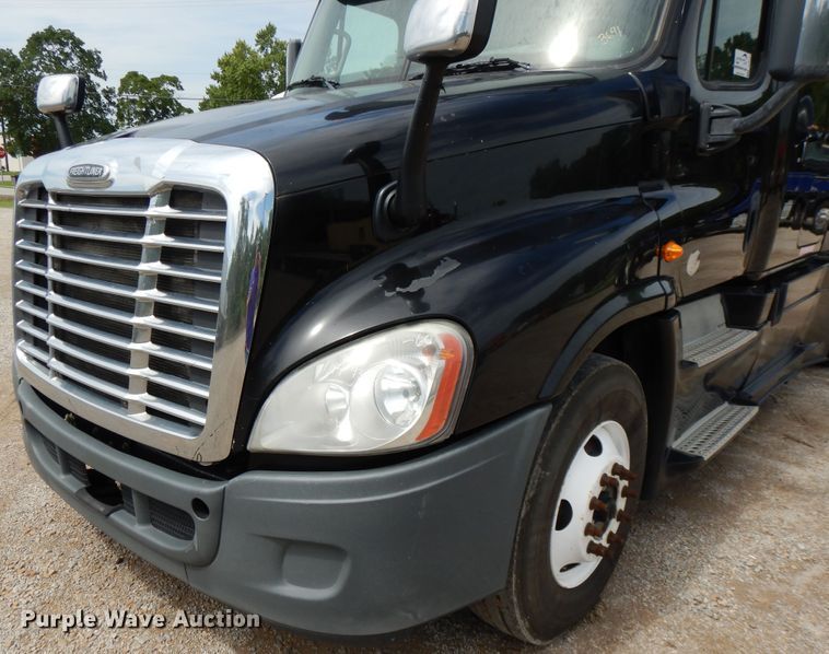 image for item DF5297 2014 Freightliner Cascadia  semi truck