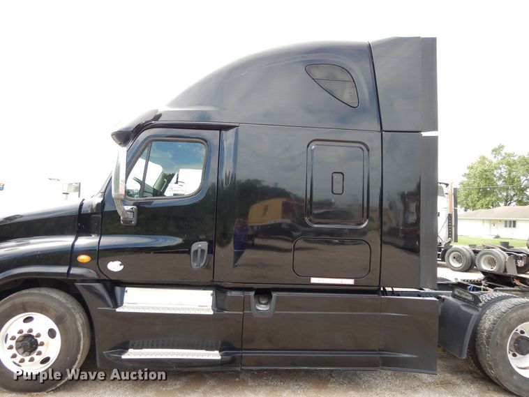 image for item DF5297 2014 Freightliner Cascadia  semi truck