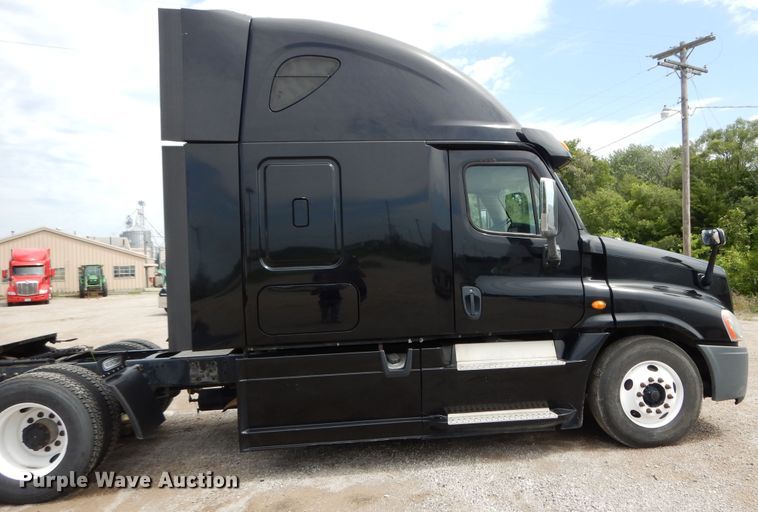 image for item DF5297 2014 Freightliner Cascadia  semi truck
