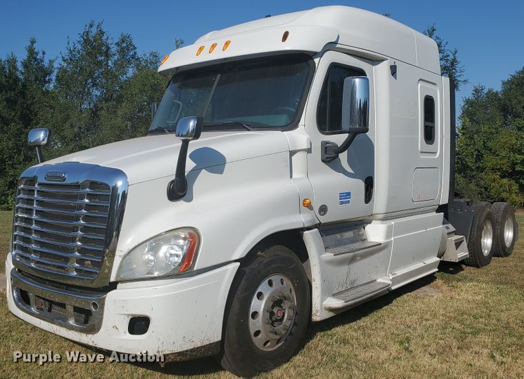image for item DF5640 2013 Freightliner Cascadia 125  semi truck