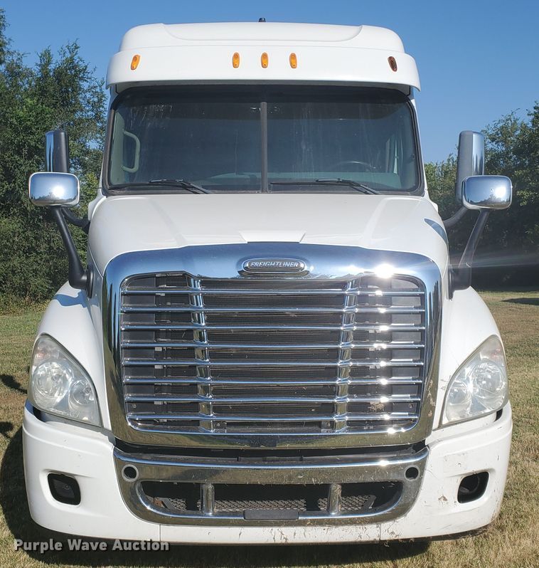 image for item DF5640 2013 Freightliner Cascadia 125  semi truck