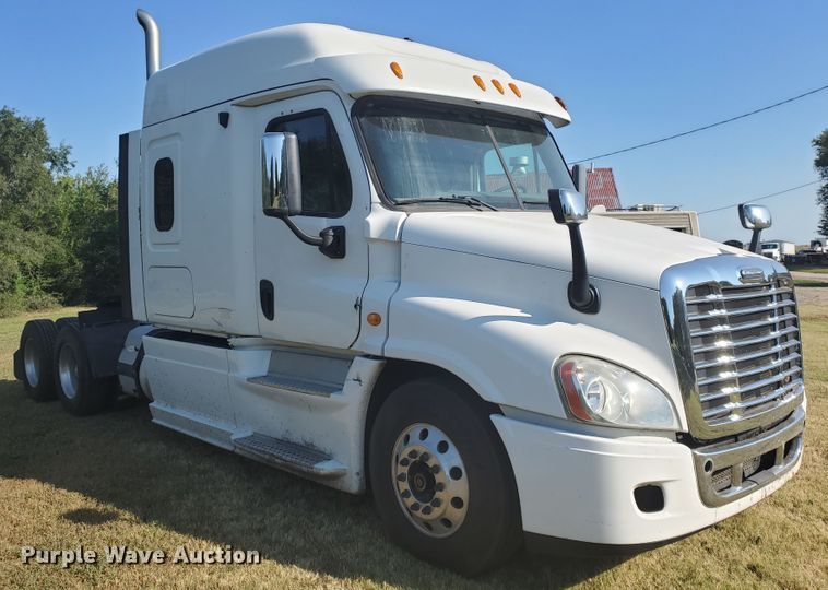 image for item DF5640 2013 Freightliner Cascadia 125  semi truck