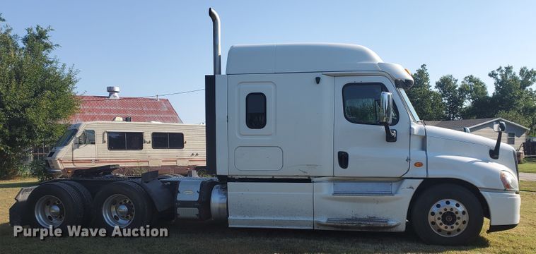image for item DF5640 2013 Freightliner Cascadia 125  semi truck