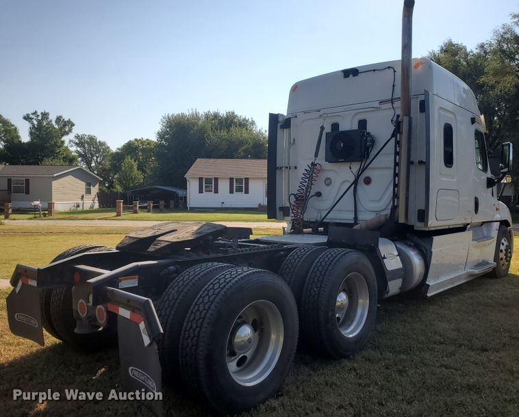 image for item DF5640 2013 Freightliner Cascadia 125  semi truck