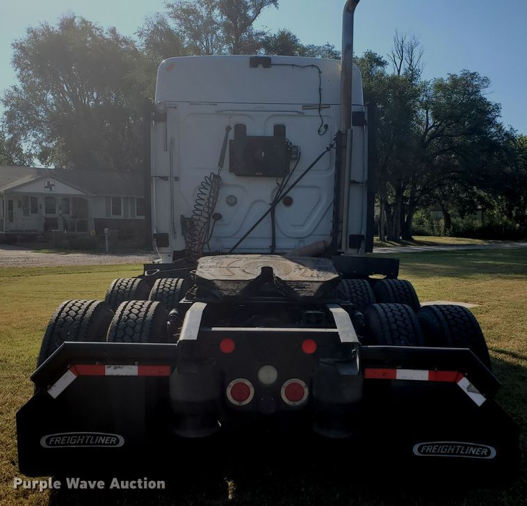 image for item DF5640 2013 Freightliner Cascadia 125  semi truck