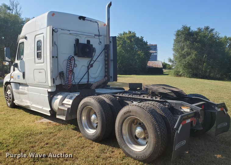 image for item DF5640 2013 Freightliner Cascadia 125  semi truck