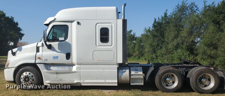 image for item DF5640 2013 Freightliner Cascadia 125  semi truck