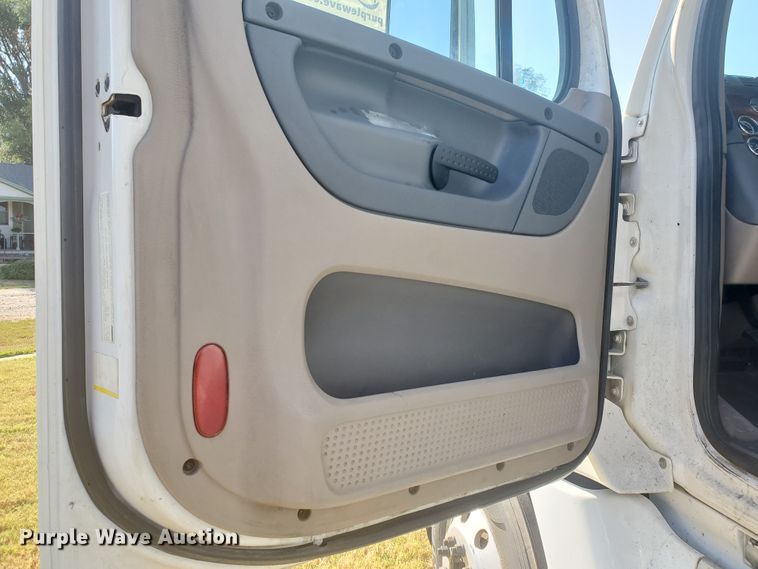 image for item DF5640 2013 Freightliner Cascadia 125  semi truck