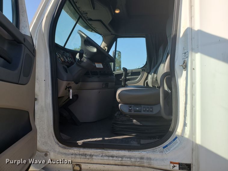 image for item DF5640 2013 Freightliner Cascadia 125  semi truck