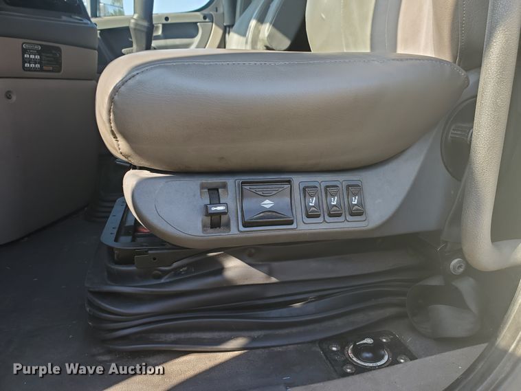 image for item DF5640 2013 Freightliner Cascadia 125  semi truck