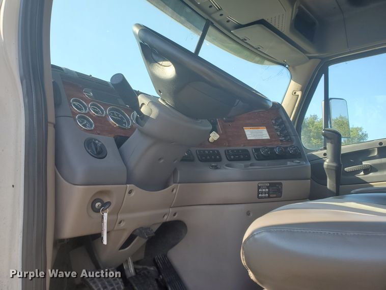 image for item DF5640 2013 Freightliner Cascadia 125  semi truck