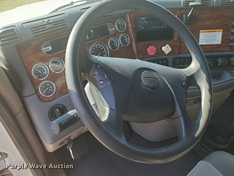 image for item DF5640 2013 Freightliner Cascadia 125  semi truck