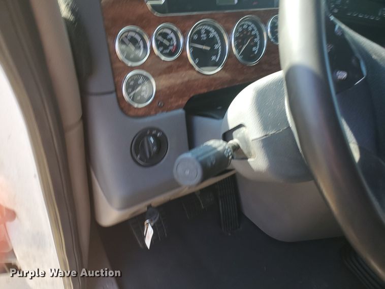 image for item DF5640 2013 Freightliner Cascadia 125  semi truck