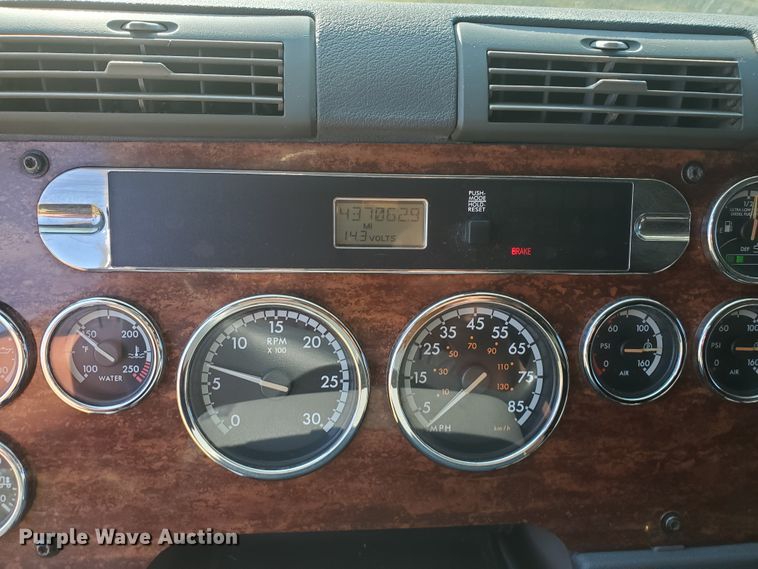 image for item DF5640 2013 Freightliner Cascadia 125  semi truck