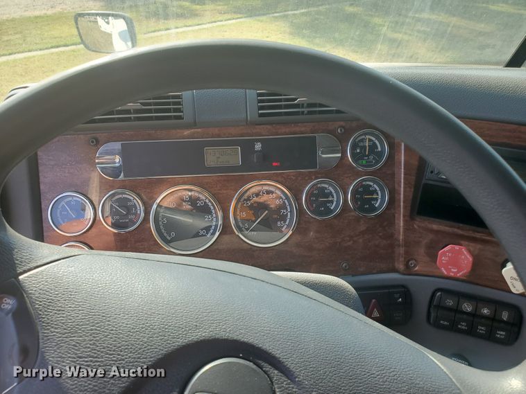 image for item DF5640 2013 Freightliner Cascadia 125  semi truck