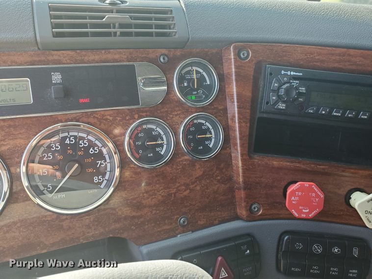 image for item DF5640 2013 Freightliner Cascadia 125  semi truck