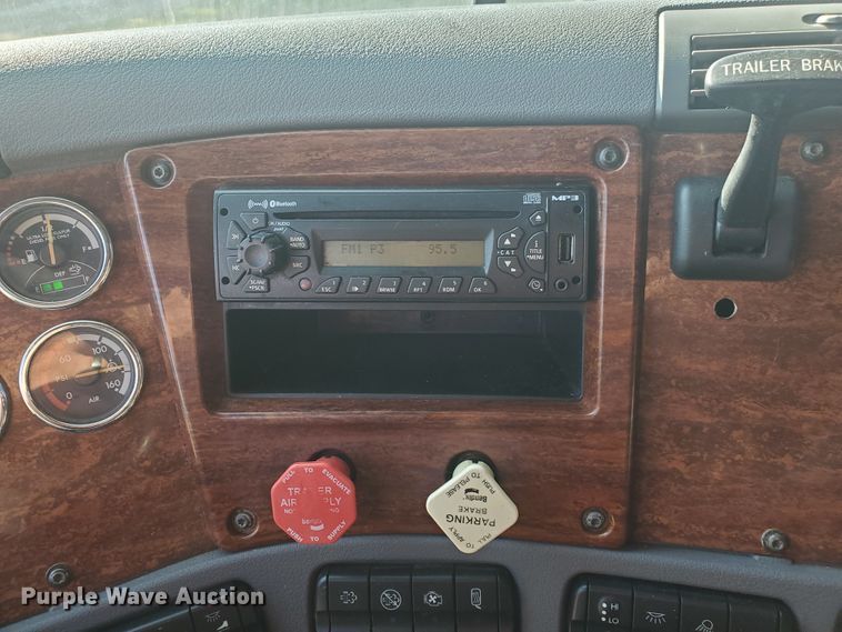 image for item DF5640 2013 Freightliner Cascadia 125  semi truck