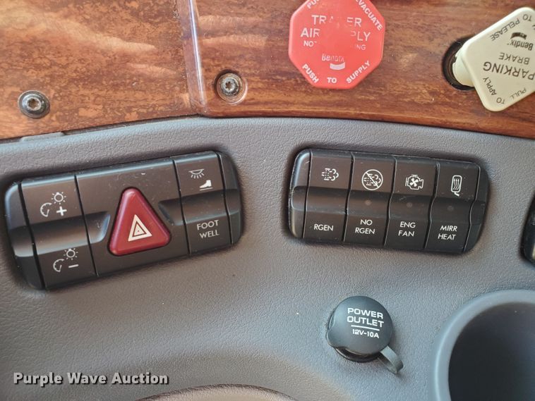 image for item DF5640 2013 Freightliner Cascadia 125  semi truck