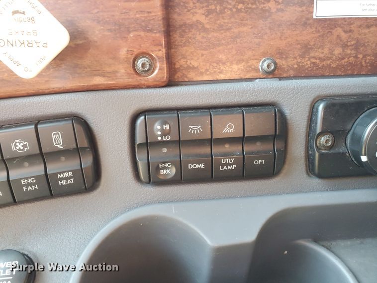 image for item DF5640 2013 Freightliner Cascadia 125  semi truck