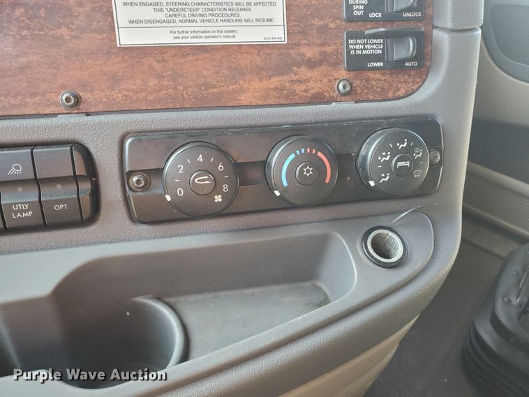 image for item DF5640 2013 Freightliner Cascadia 125  semi truck