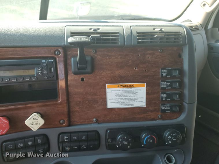 image for item DF5640 2013 Freightliner Cascadia 125  semi truck