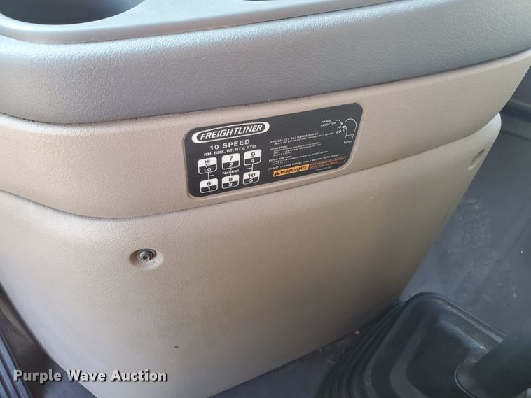 image for item DF5640 2013 Freightliner Cascadia 125  semi truck