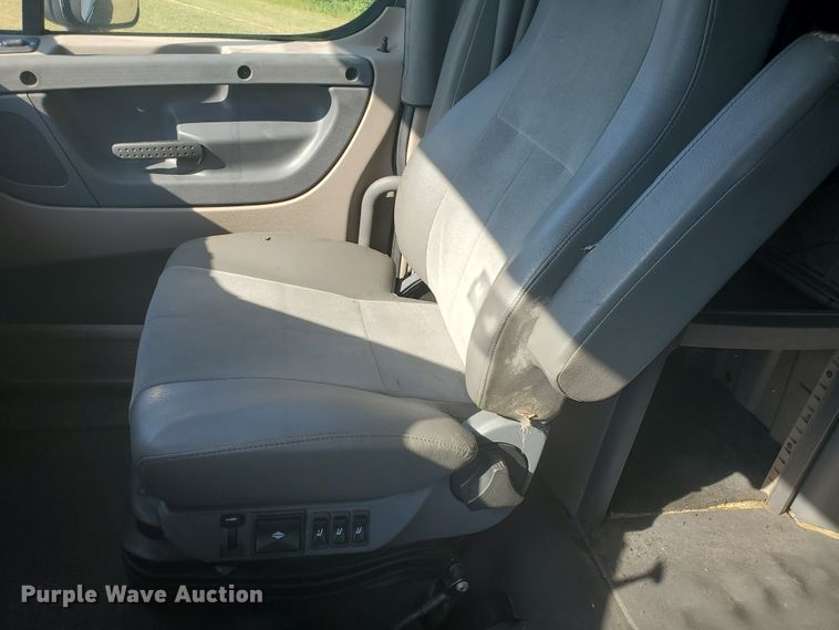 image for item DF5640 2013 Freightliner Cascadia 125  semi truck