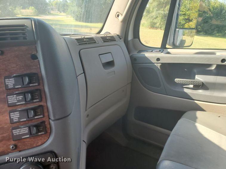 image for item DF5640 2013 Freightliner Cascadia 125  semi truck