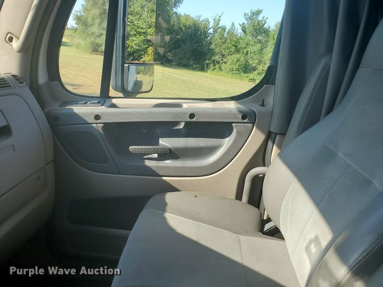 image for item DF5640 2013 Freightliner Cascadia 125  semi truck