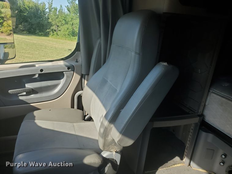 image for item DF5640 2013 Freightliner Cascadia 125  semi truck