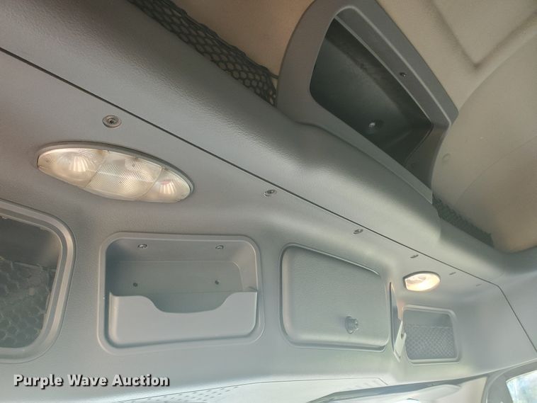 image for item DF5640 2013 Freightliner Cascadia 125  semi truck