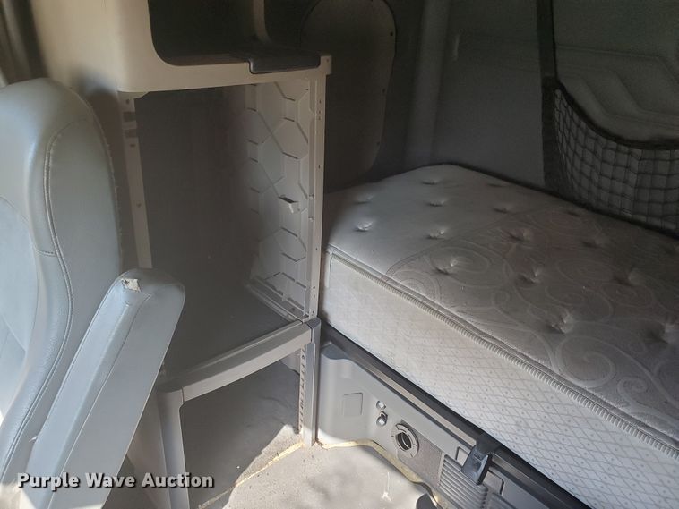 image for item DF5640 2013 Freightliner Cascadia 125  semi truck