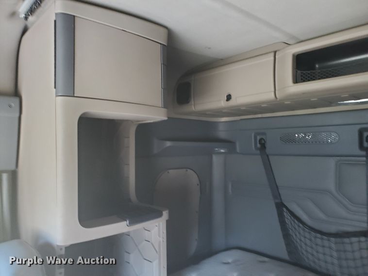 image for item DF5640 2013 Freightliner Cascadia 125  semi truck