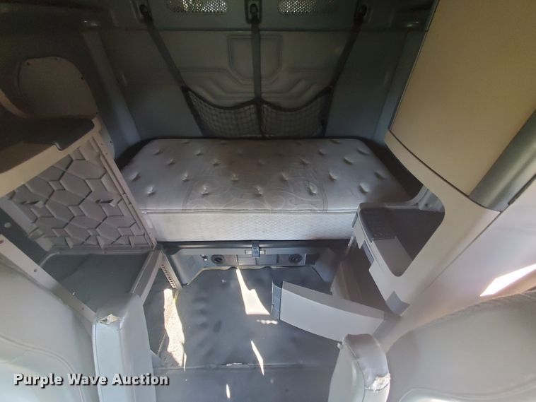 image for item DF5640 2013 Freightliner Cascadia 125  semi truck