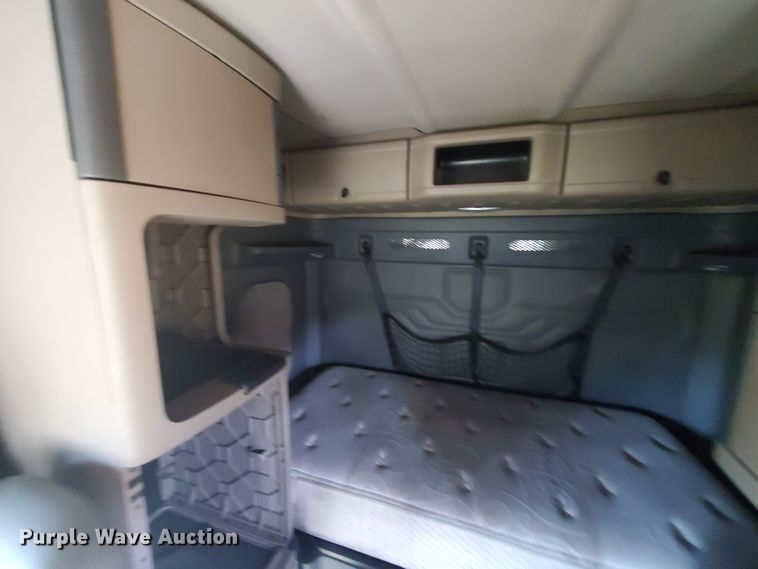 image for item DF5640 2013 Freightliner Cascadia 125  semi truck