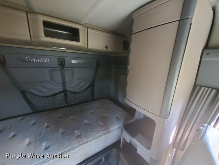 image for item DF5640 2013 Freightliner Cascadia 125  semi truck