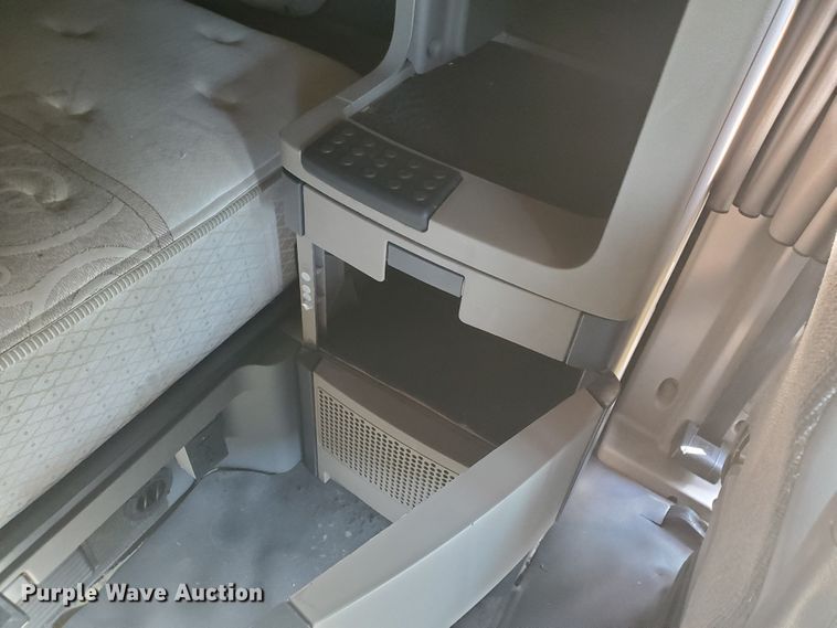 image for item DF5640 2013 Freightliner Cascadia 125  semi truck