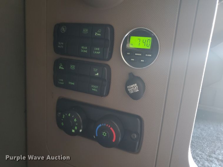 image for item DF5640 2013 Freightliner Cascadia 125  semi truck