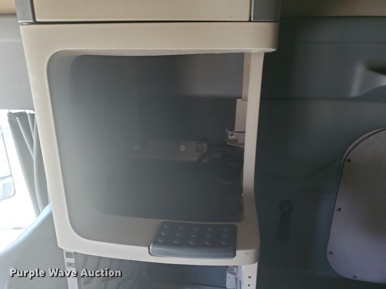 image for item DF5640 2013 Freightliner Cascadia 125  semi truck