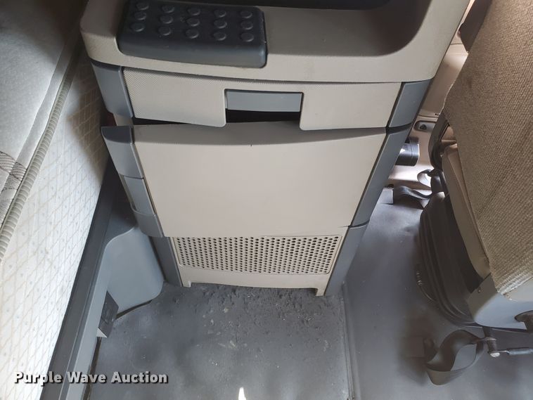 image for item DF5640 2013 Freightliner Cascadia 125  semi truck