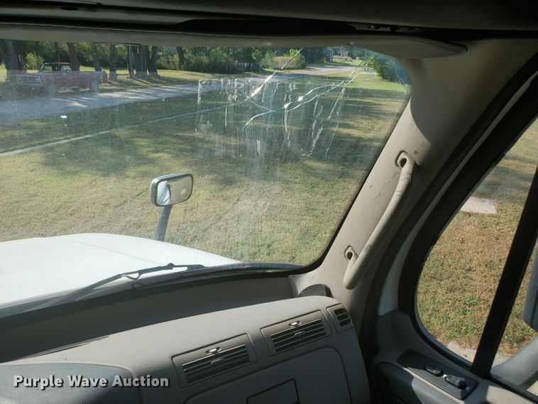 image for item DF5640 2013 Freightliner Cascadia 125  semi truck