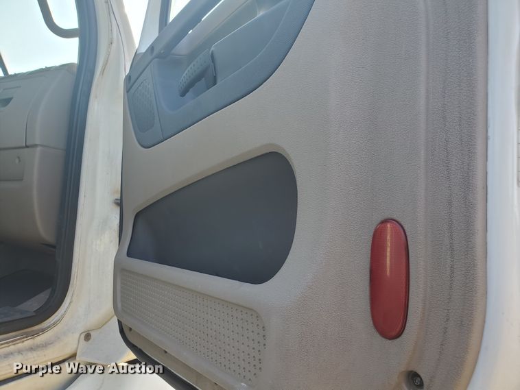 image for item DF5640 2013 Freightliner Cascadia 125  semi truck