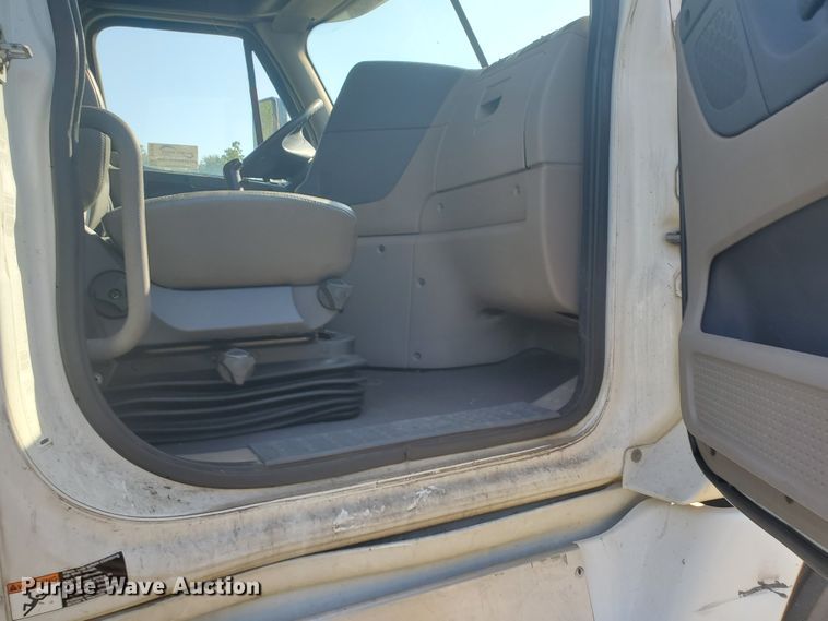 image for item DF5640 2013 Freightliner Cascadia 125  semi truck