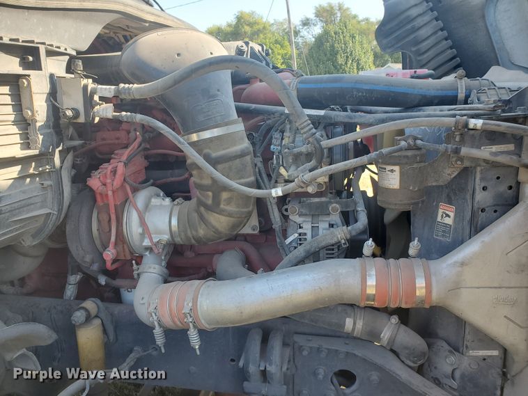 image for item DF5640 2013 Freightliner Cascadia 125  semi truck